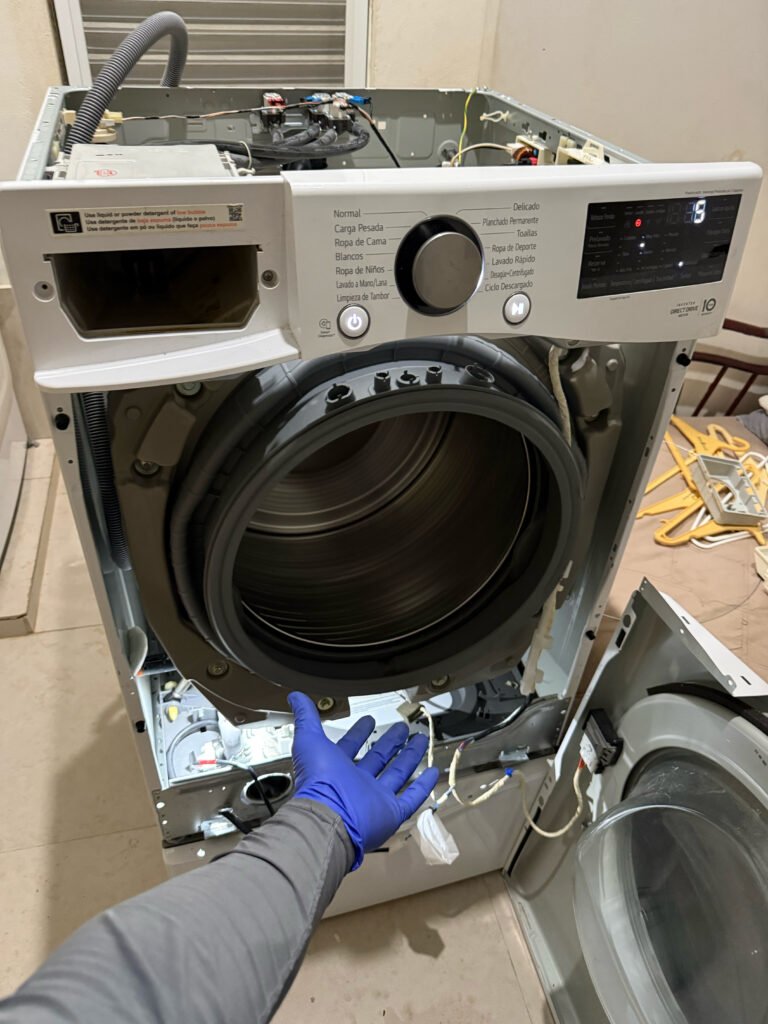 Técnico reparando lavadora a domicilio en Playa del Carmen